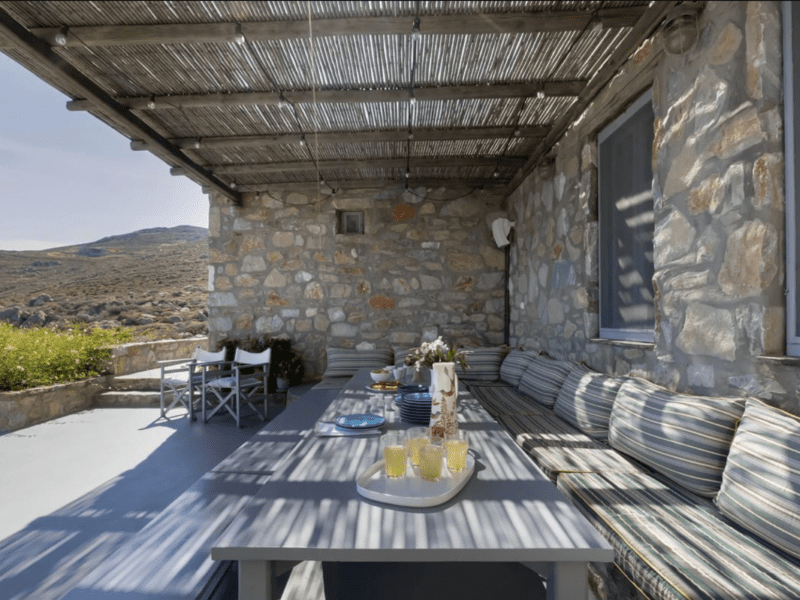 Lounge and breakfast area