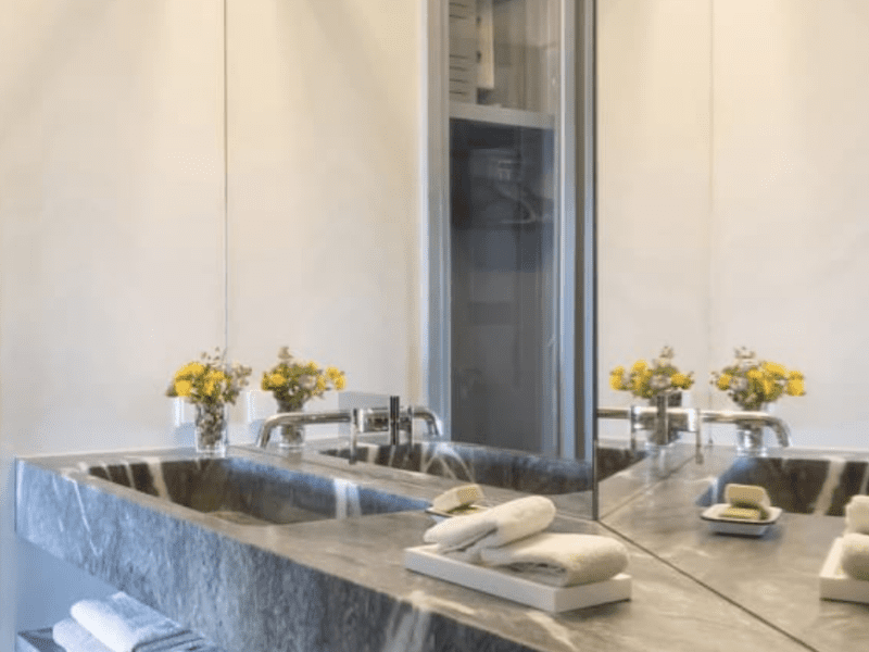 Middle level bathroom 3