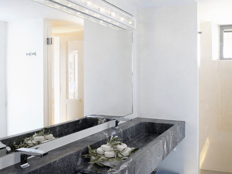 Middle level bathroom 4